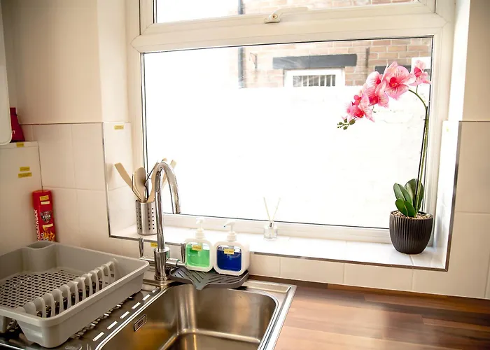 15 - Near Bae, Docks, District - Ideal For Trade & Family - 2 Bedrooms - One Double Bed In Each Bedroom - Max 4 Guests *