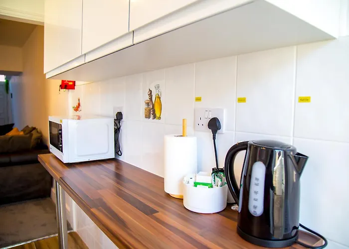 15 - Near Bae, Docks, District - Ideal For Trade & Family - 2 Bedrooms - One Double Bed In Each Bedroom - Max 4 Guests Vakantiehuis *