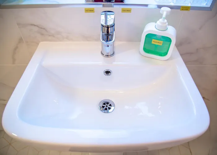 15 - Near Bae, Docks, District - Ideal For Trade & Family - 2 Bedrooms - One Double Bed In Each Bedroom - Max 4 Guests