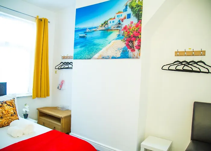 15 - Near Bae, Docks, District - Ideal For Trade & Family - 2 Bedrooms - One Double Bed In Each Bedroom - Max 4 Guests Vakantiehuis *