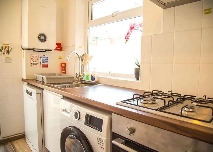 15 - Near Bae, Docks, District - Ideal For Trade & Family - 2 Bedrooms - One Double Bed In Each Bedroom - Max 4 Guests Vakantiehuis Barrow-in-Furness