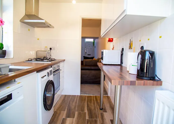 15 - Near Bae, Docks, District - Ideal For Trade & Family - 2 Bedrooms - One Double Bed In Each Bedroom - Max 4 Guests *