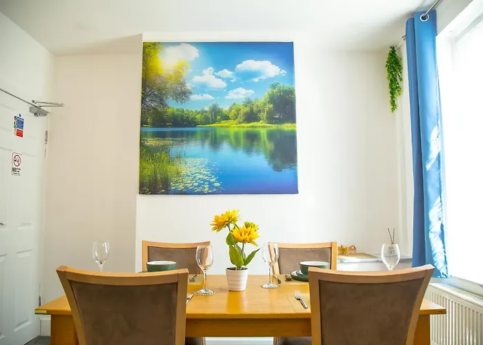 Vakantiehuis 15 - Near Bae, Docks, District - Ideal For Trade & Family - 2 Bedrooms - One Double Bed In Each Bedroom - Max 4 Guests