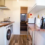 Lucky 15 - Near Bae, Docks, District - Ideal For Trade & Family - 2 Bedrooms - One Double Bed In Each Bedroom - Max 4 Guests *
