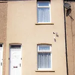 Lucky 15 - Near Bae, Docks, District - Ideal For Trade & Family - 2 Bedrooms - One Double Bed In Each Bedroom - Max 4 Guests