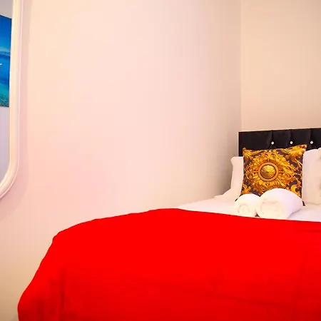 Lucky 15 - Near Bae, Docks, District - Ideal For Trade & Family - 2 Bedrooms - One Double Bed In Each Bedroom - Max 4 Guests