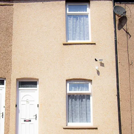 Lucky 15 - Near Bae, Docks, District - Ideal For Trade & Family - 2 Bedrooms - One Double Bed In Each Bedroom - Max 4 Guests