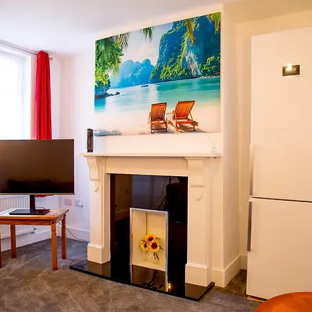 Lucky 15 - Near Bae, Docks, District - Ideal For Trade & Family - 2 Bedrooms - One Double Bed In Each Bedroom - Max 4 Guests Semesterbostad *